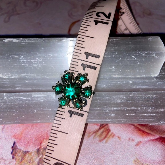 Vintage 1950s Emerald Green Rhinestone Earrings - Picture 8 of 9